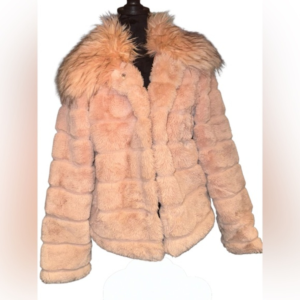 Solitaire faux fur coat with furry collar size medium‎ in blush pink